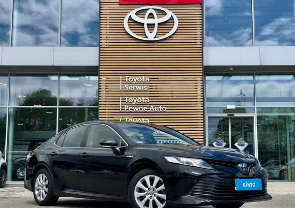 toyota nowe miasteczko Toyota Camry cena 107900 przebieg: 97621, rok produkcji 2020 z Nowe Miasteczko